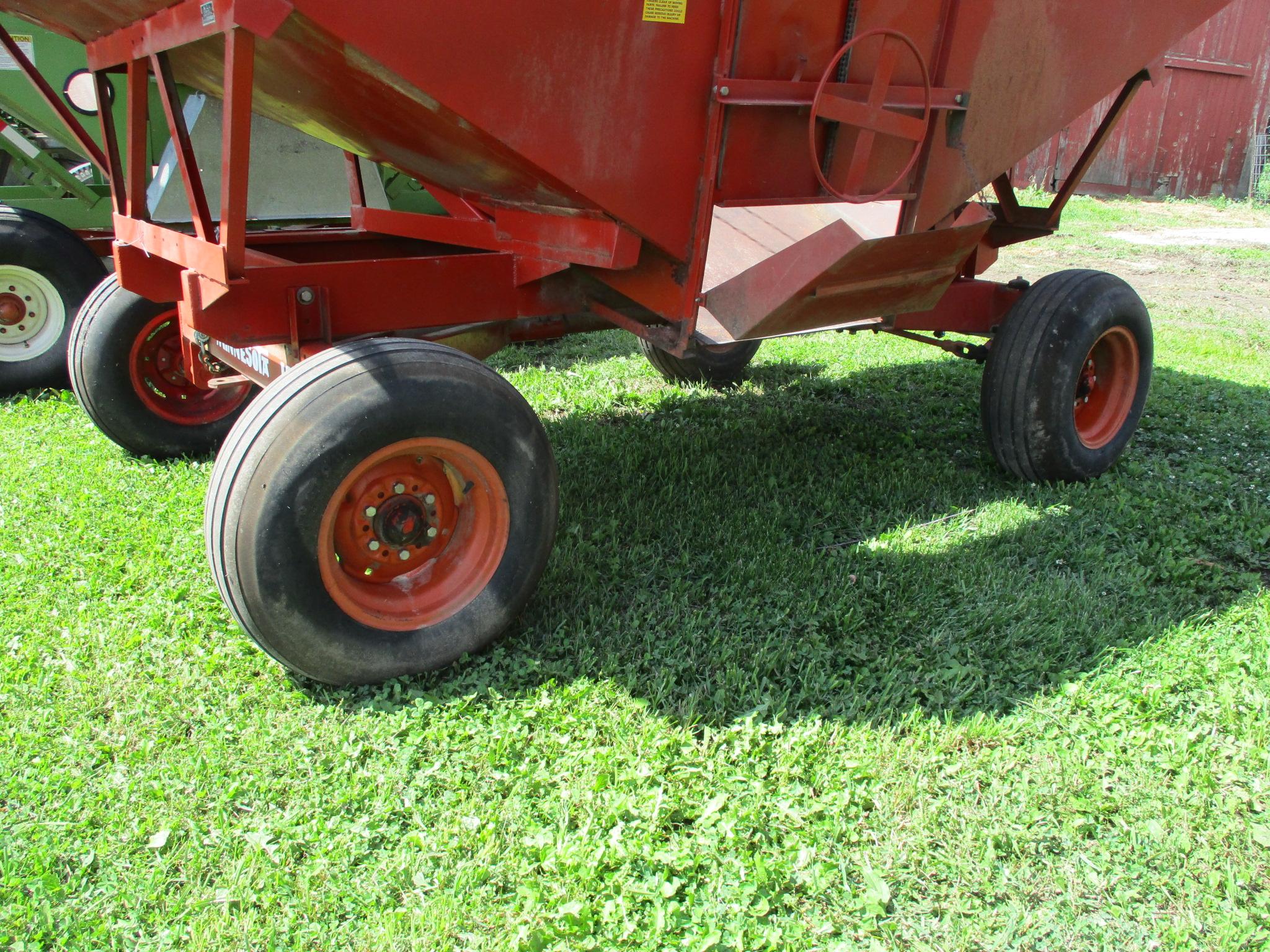 Minnesota 260 gravity wagon w/Minnesota 10 ton gear