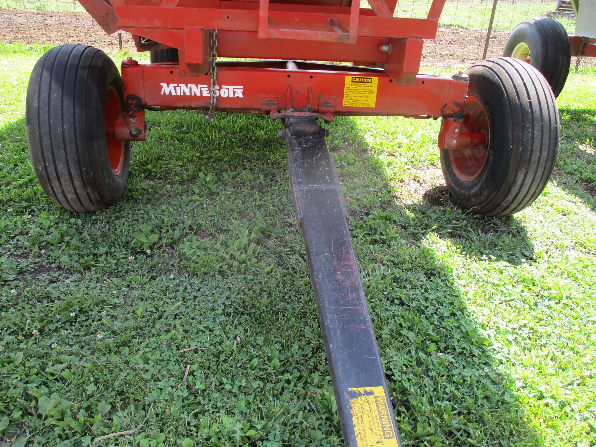 Minnesota 260 gravity wagon w/Minnesota 10 ton gear