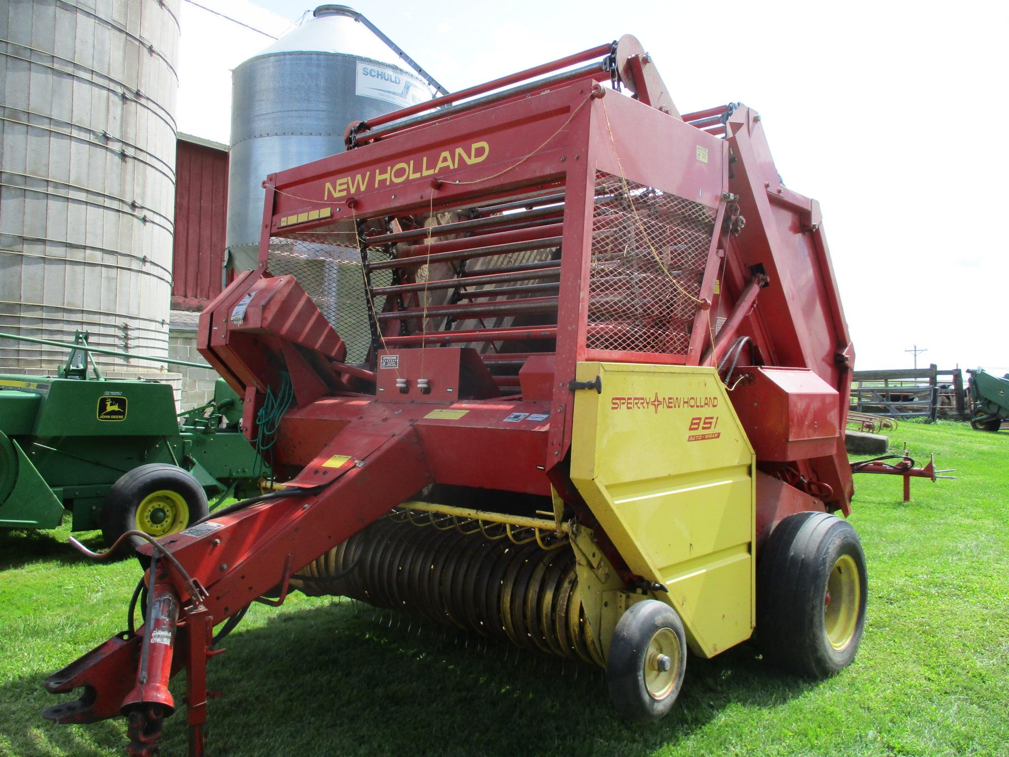 New Holland 851 round baler