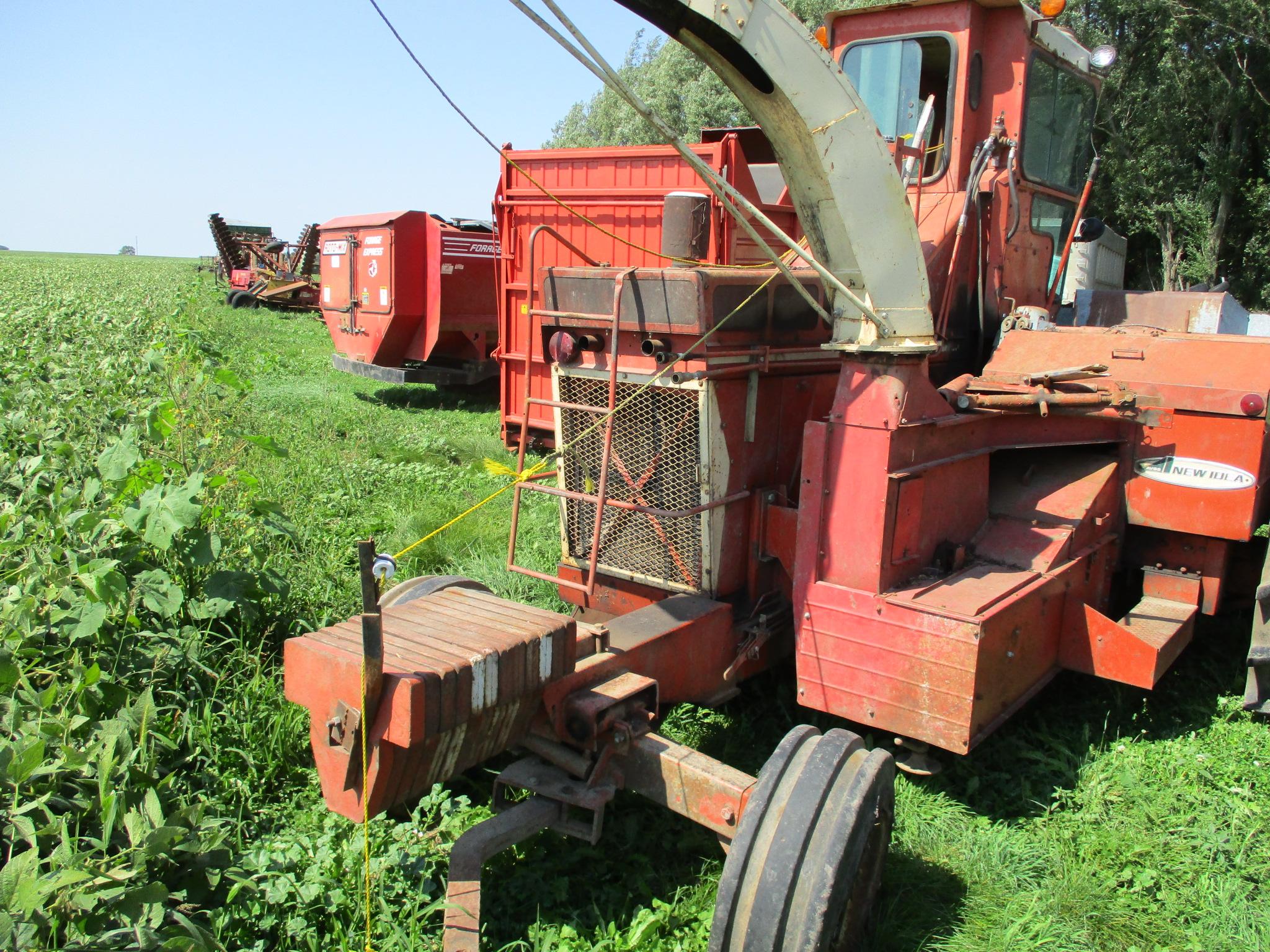 New Idea Uni power 705 Dsl. w/3R corn head & sheller, runs & drives