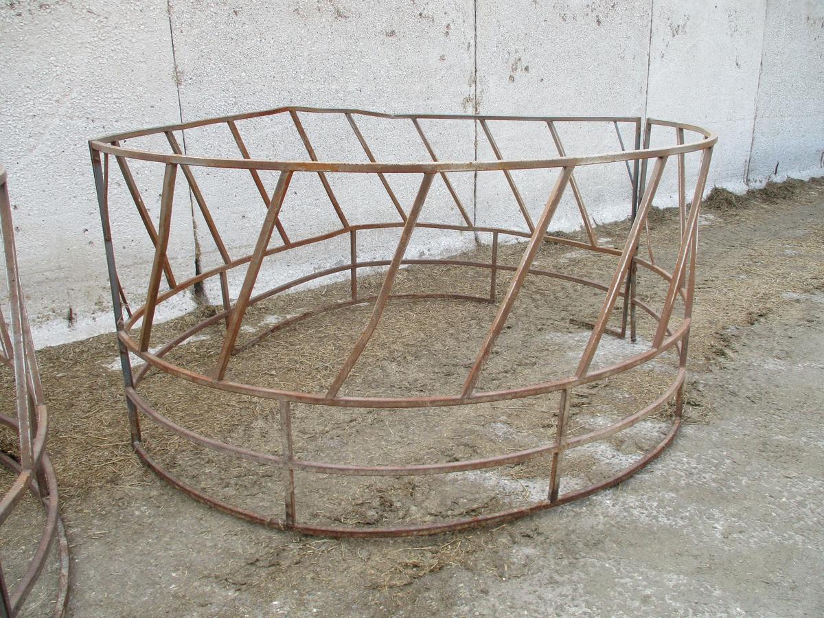 Round bale feeder