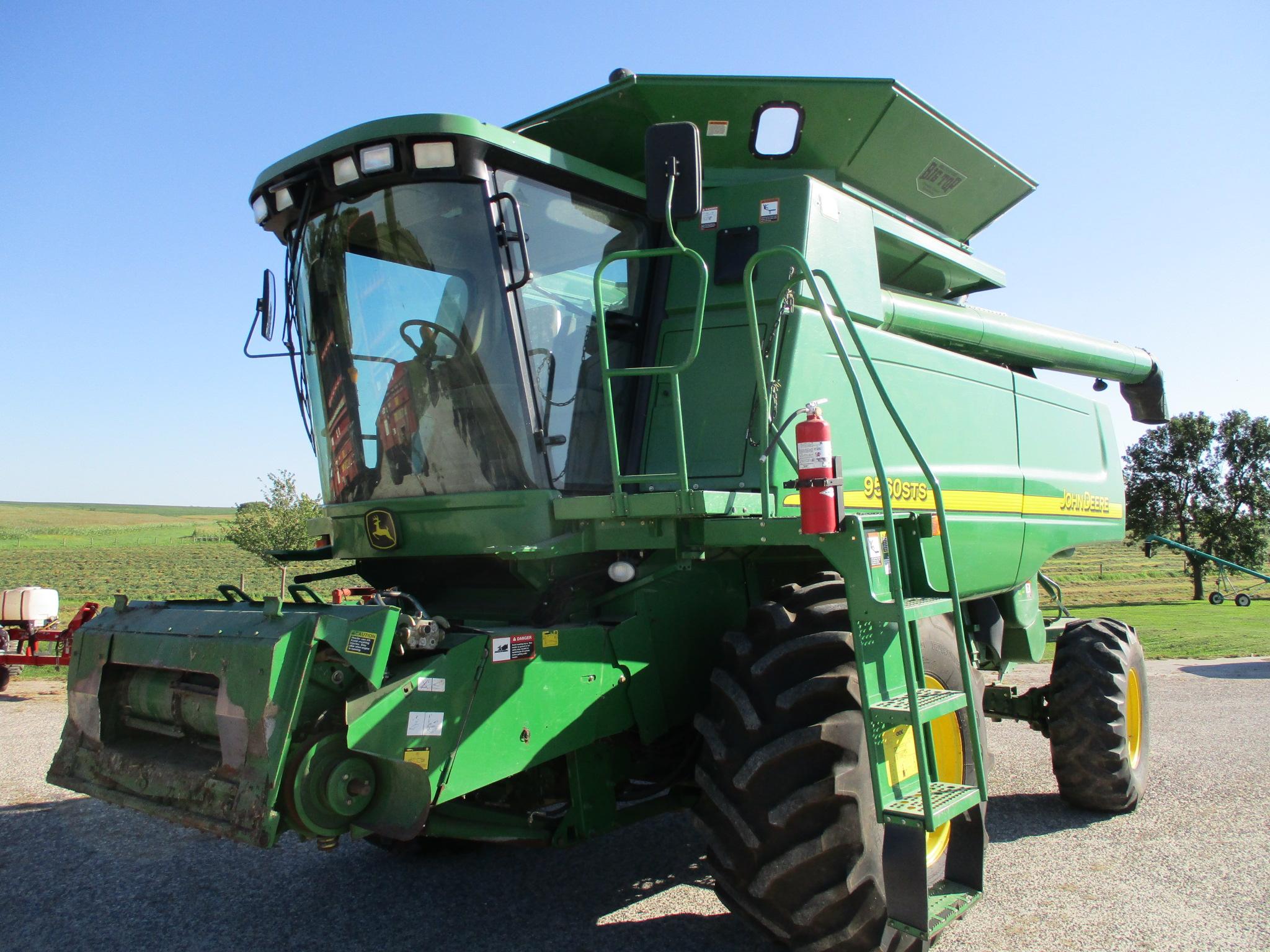 2004 John Deere 9560STS, 2,236 sept. hrs. 3,532 eng. hrs. John Deere brown box, Mauer big top bin