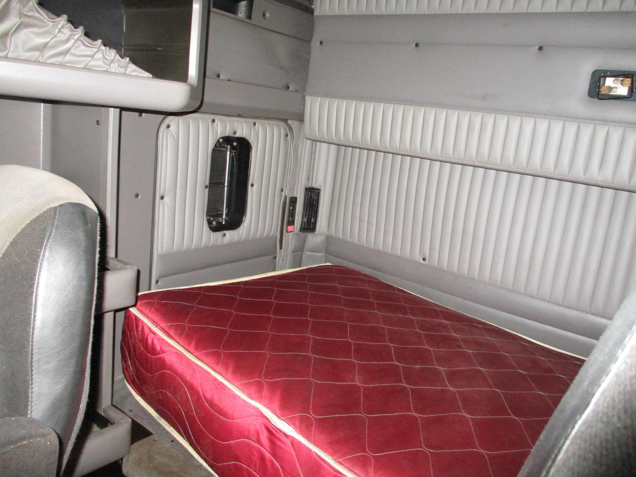 2006 Kenworth T600, 805,106 Act second owner miles, Aerocab double bunk sleeper, Car C-15, 475 hp