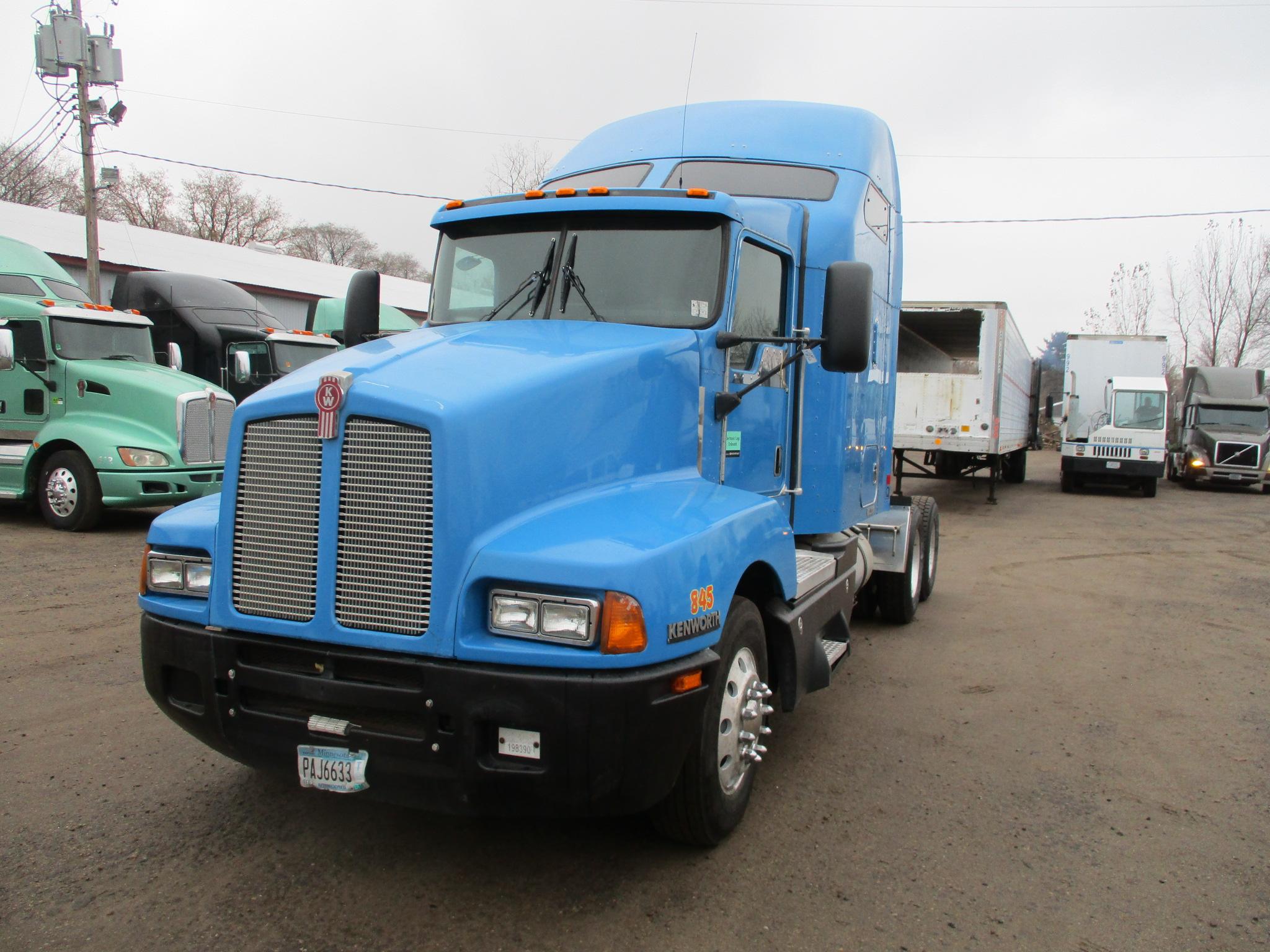 2005 Kenworth T600, 946,504 Act second owner miles, Aerocab double bunk sleeper, Cat C-15, 475 hp