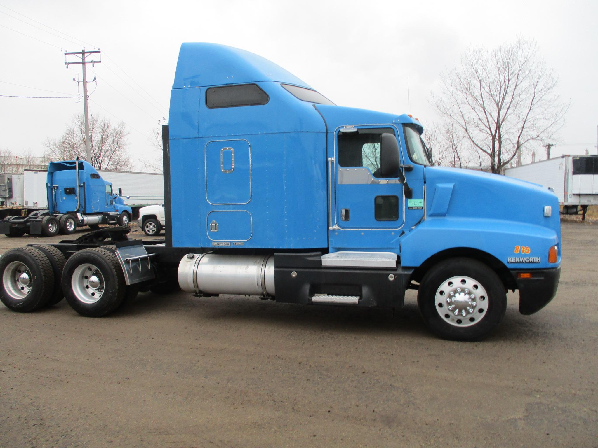 2005 Kenworth T600, 946,504 Act second owner miles, Aerocab double bunk sleeper, Cat C-15, 475 hp