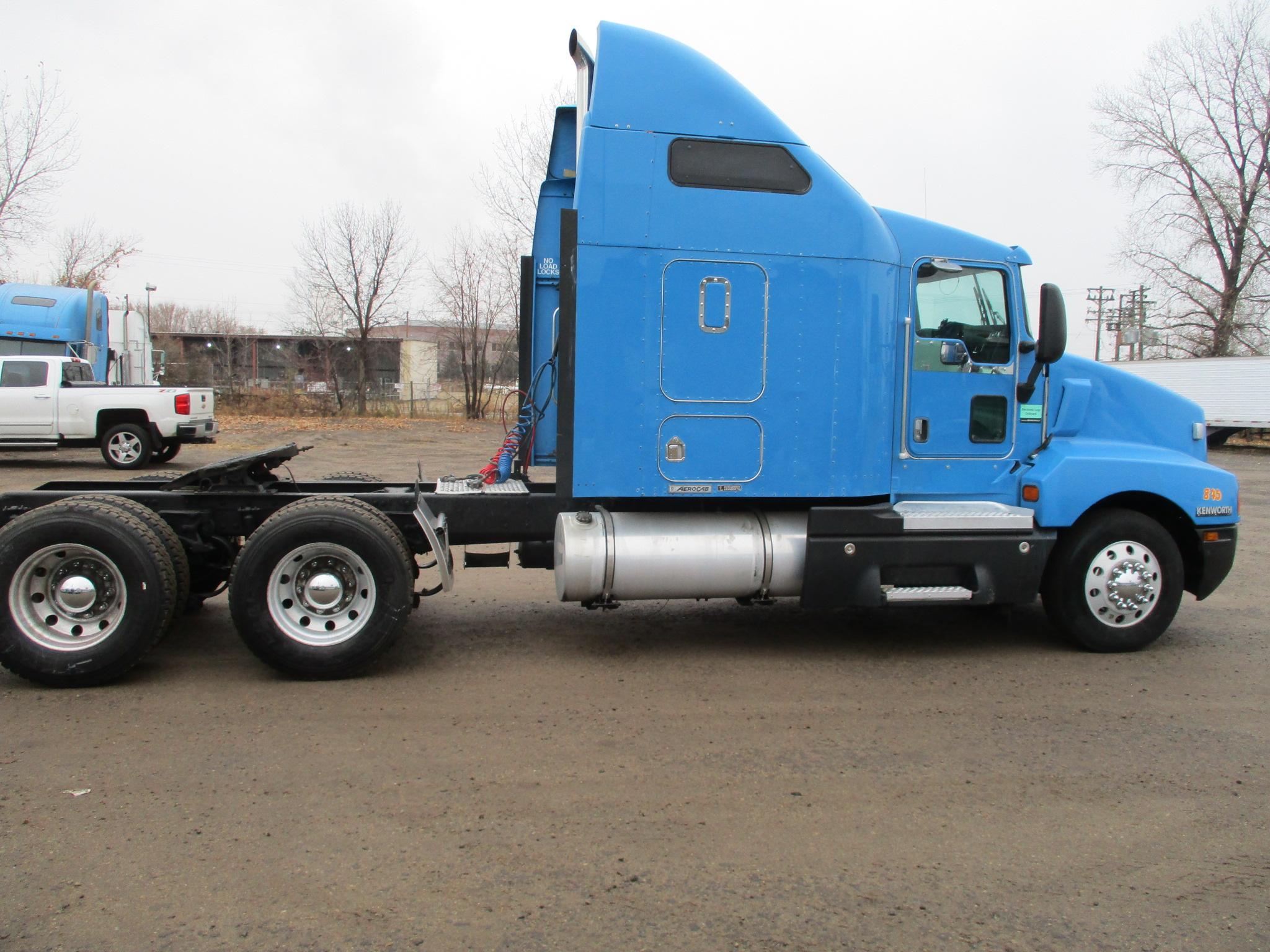 2005 Kenworth T600, 946,504 Act second owner miles, Aerocab double bunk sleeper, Cat C-15, 475 hp