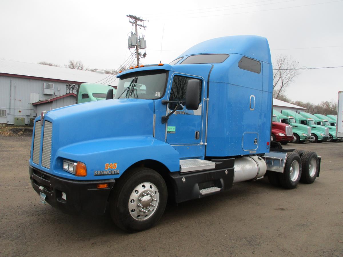 2005 Kenworth T600, 946,504 Act second owner miles, Aerocab double bunk sleeper, Cat C-15, 475 hp