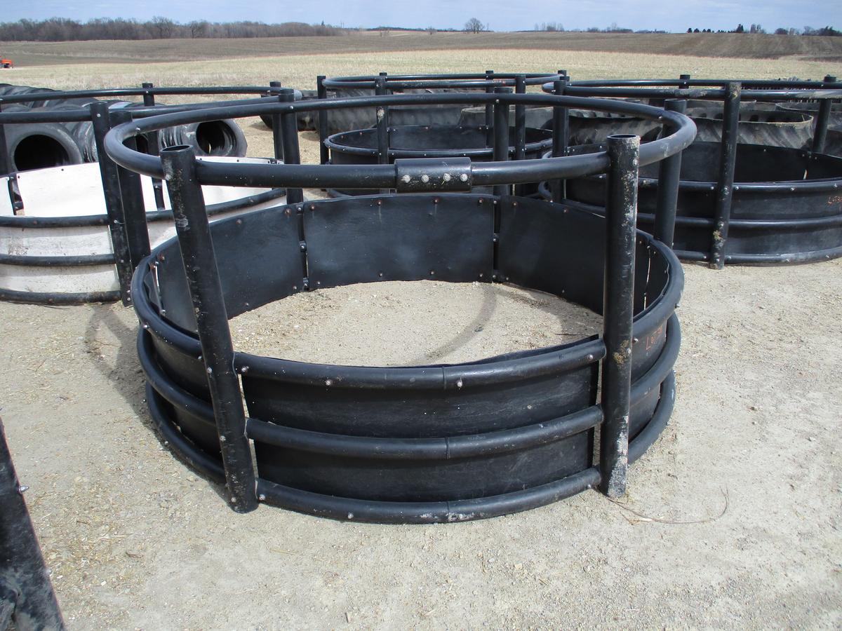 Poly round bale feeder