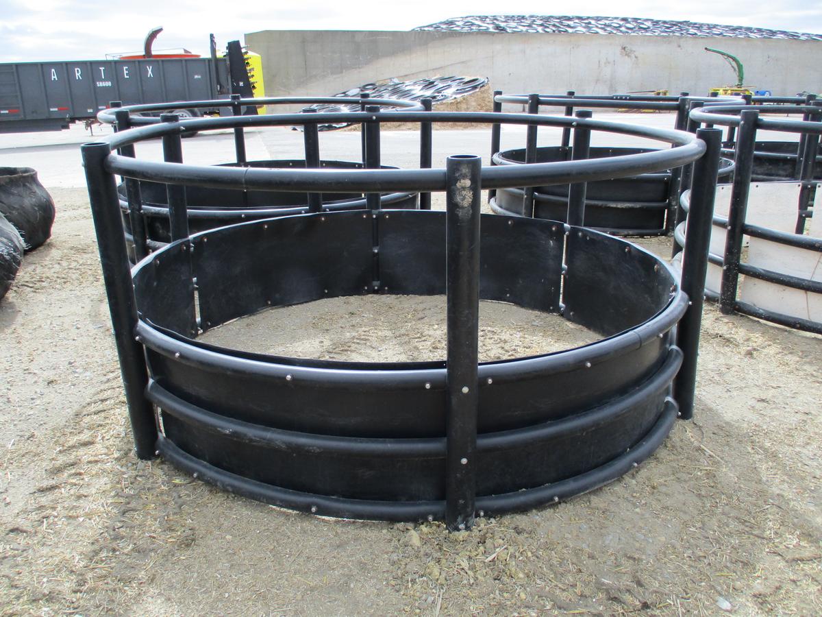 Poly round bale feeder