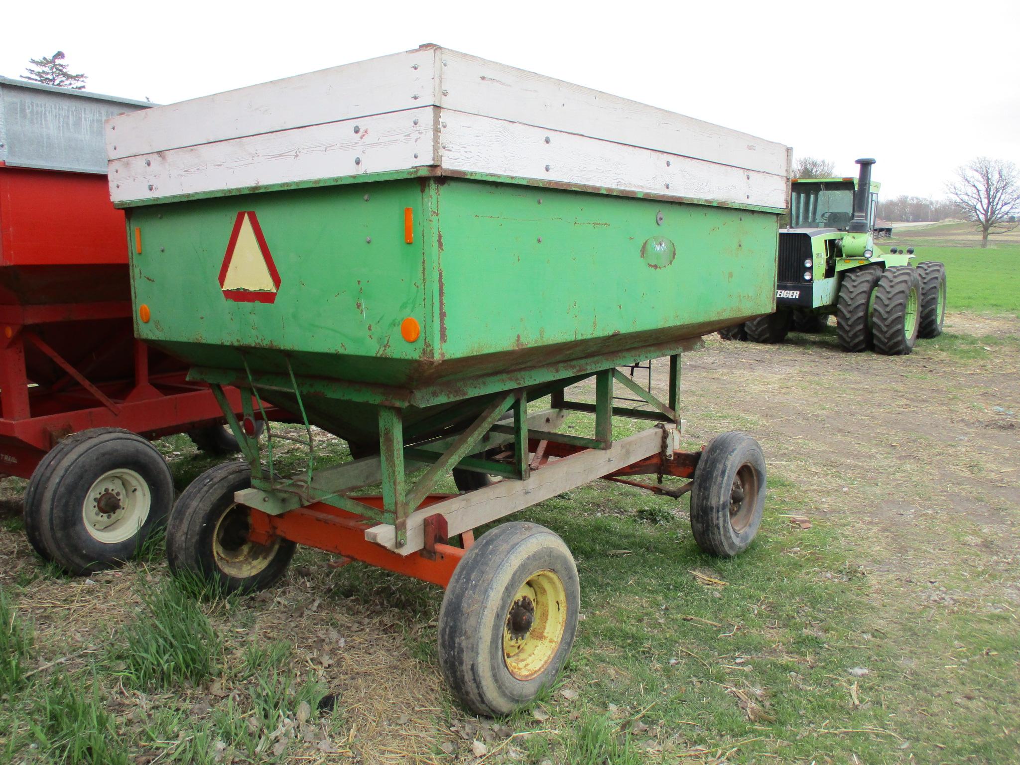 Huskee gravity wagon w/running gear