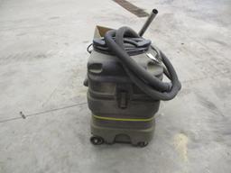 John Deere AC18 wet dry vac w/attachments