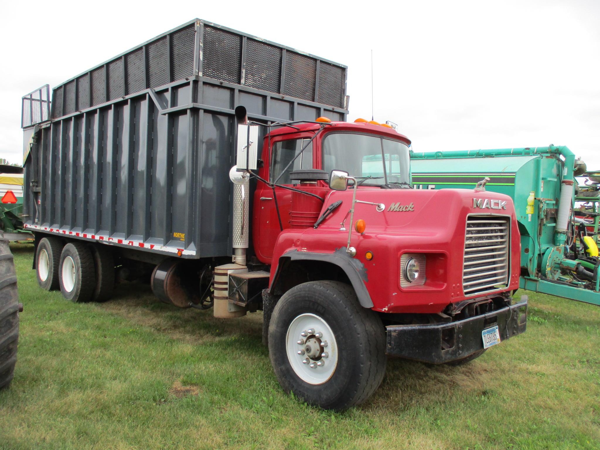 1995 Mack 350 tandem w/Northern 20' Hyd silage box, Mack 350 engine, runs drives, operates