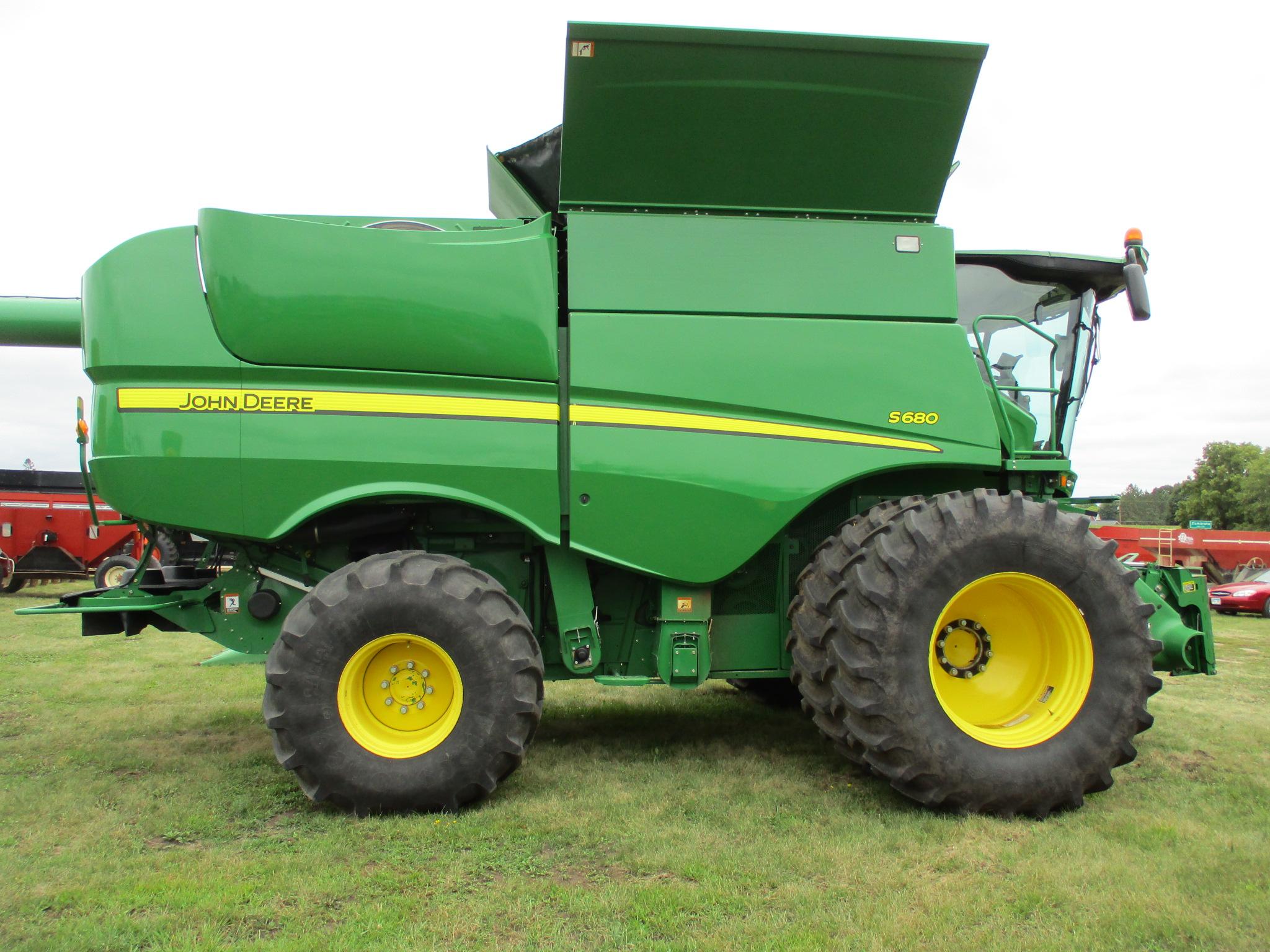 2013 John Deere S680, 4WD, 1,427 Sept. 2,413 Eng Hrs. Pro drive trans. 650/38 duals, 7" GS3 touch