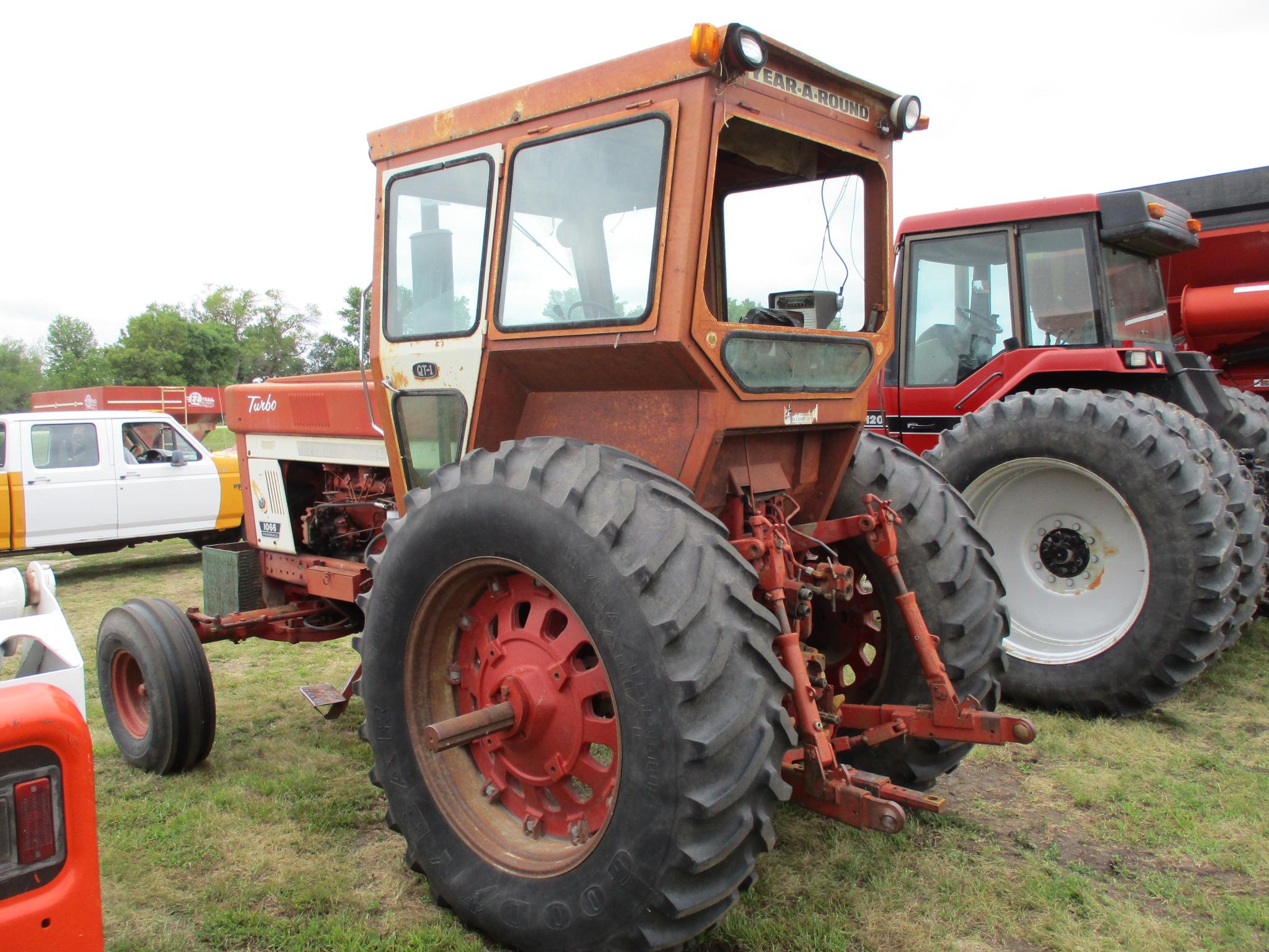 Int 1066 cab, 6,736 Hrs. showing 3pt. dual hyd, dual PTO, 18.4R-38 SN#2610159U020098