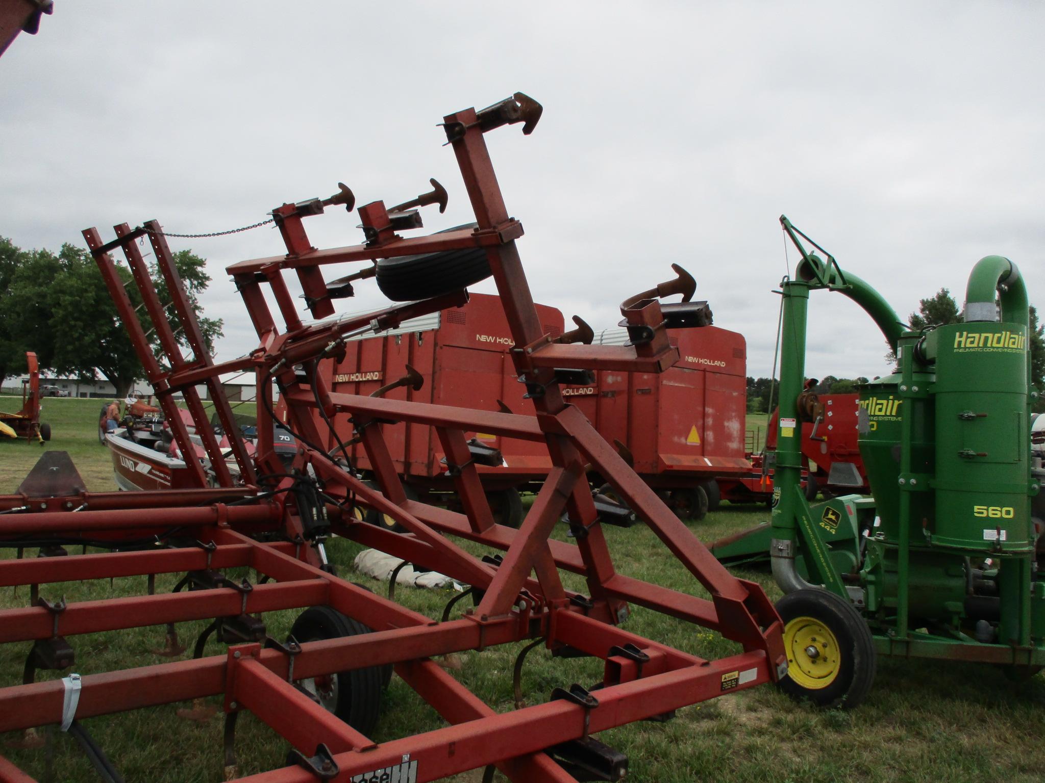 Case IH 4600, 26' field Cult. 3 bar harrow, walking tanems, hyd wings