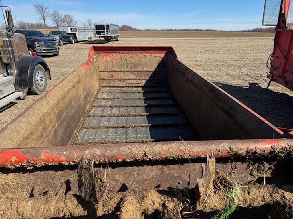 New Holland 195 tandem manure spreader, hyd end gate, top beater, Hyd apron, Adj speed, Pinto chain