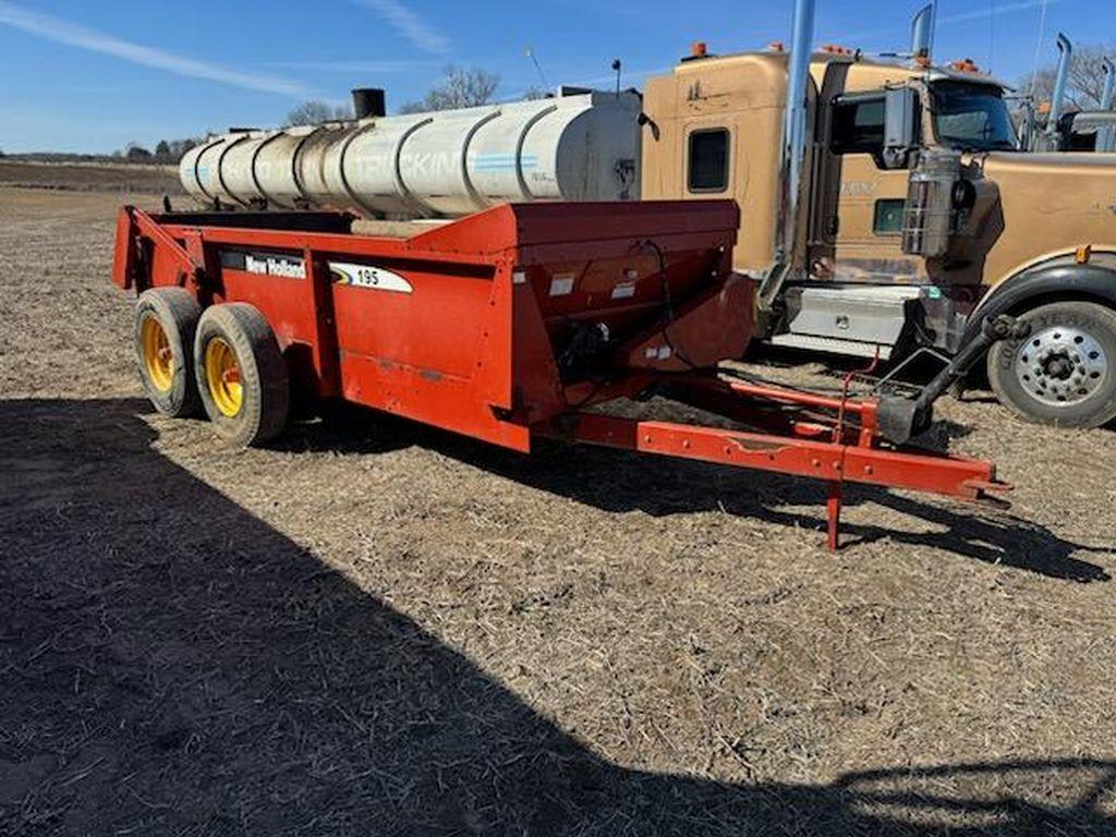 New Holland 195 tandem manure spreader, hyd end gate, top beater, Hyd apron, Adj speed, Pinto chain