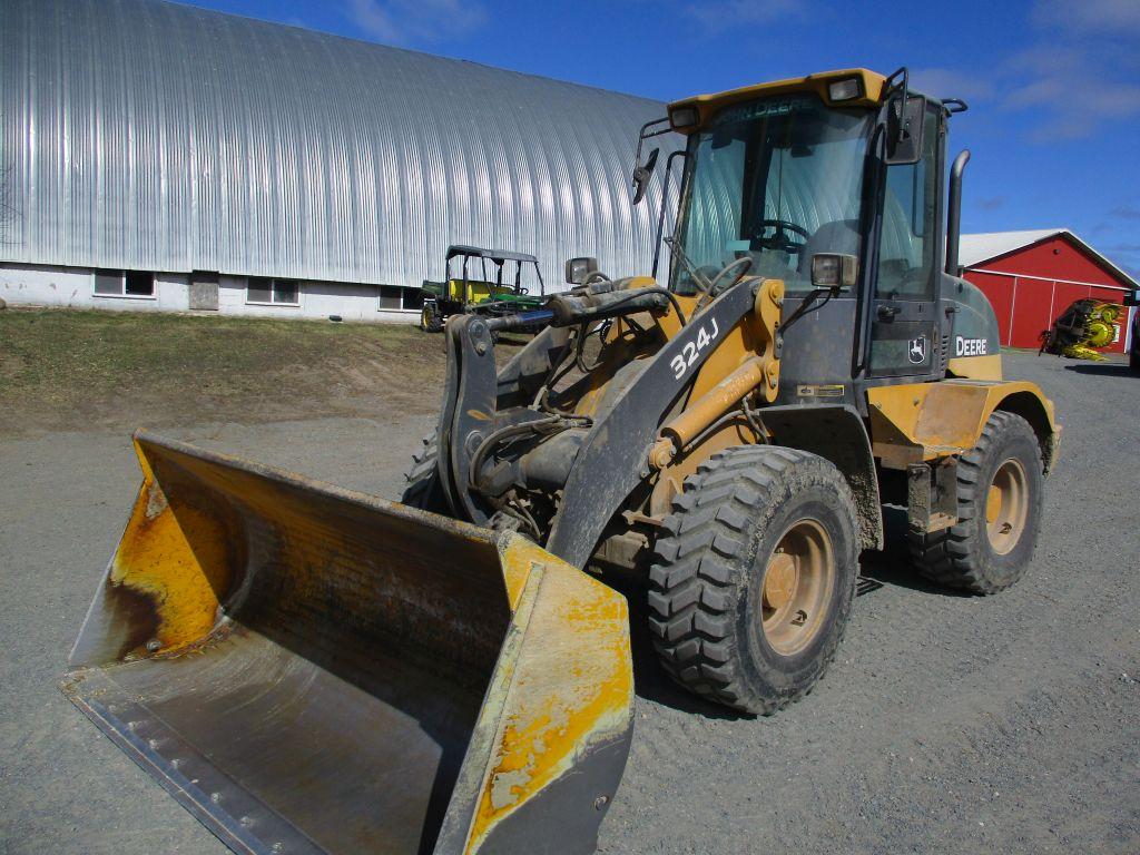 2013 John Deere 324J, 13,965 Hrs. 4x4, cab. AC, heat, JRB coupler, Aux Hyd, bucket, New tires, top