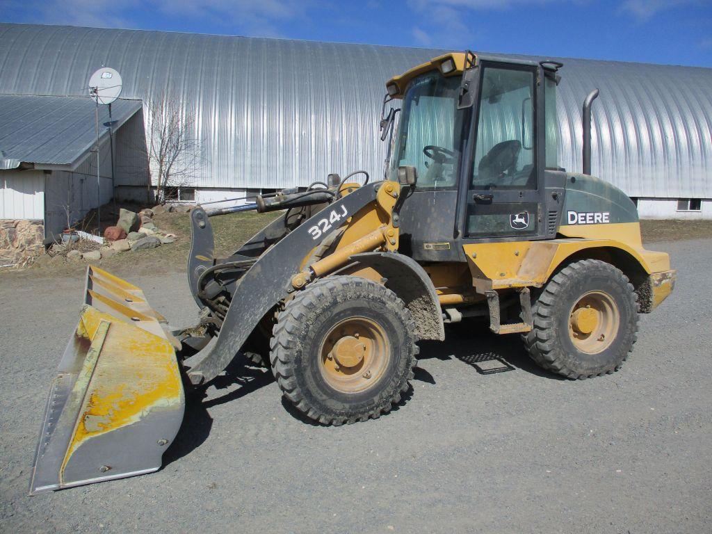 2013 John Deere 324J, 13,965 Hrs. 4x4, cab. AC, heat, JRB coupler, Aux Hyd, bucket, New tires, top