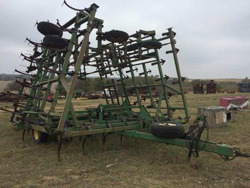 John Deere 980 Field Cultivator