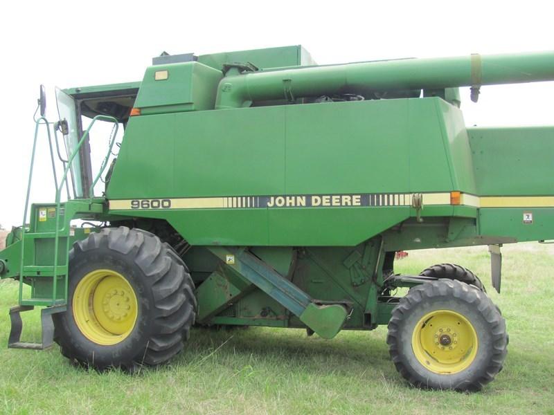 John Deere 9600 Combine and header/header trailer