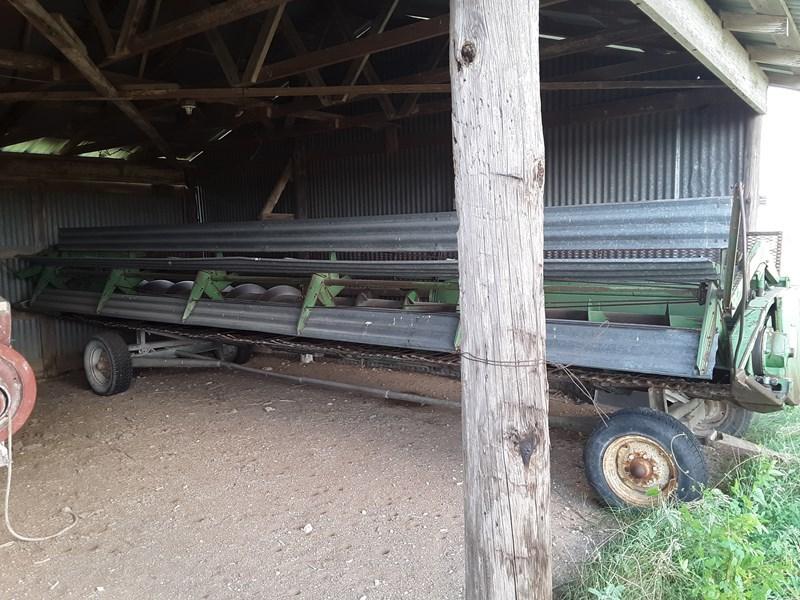 John Deere 9600 Combine and header/header trailer