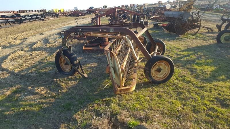 John Deere 671 Hay Rake