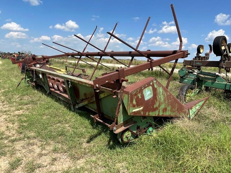 John Deere 644 Corn Header