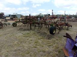 John Deere 960 Field Cultivator