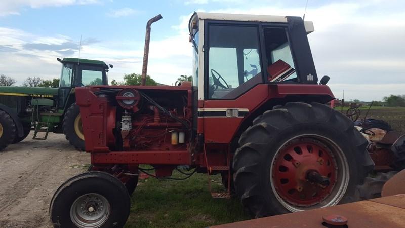 International 1586 Salvage Tractor