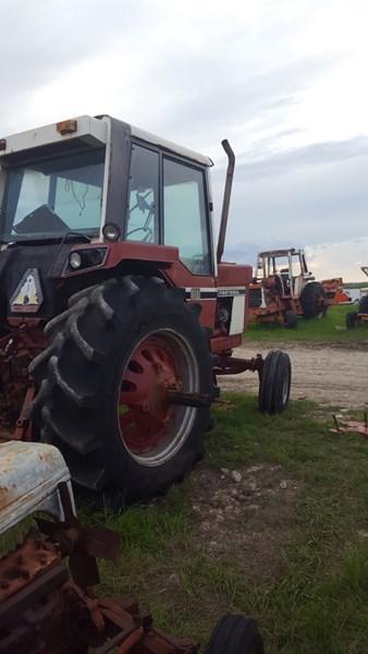 International 1586 Salvage Tractor