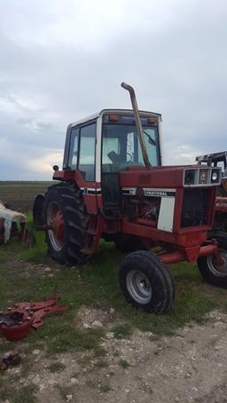 International 1586 Salvage Tractor