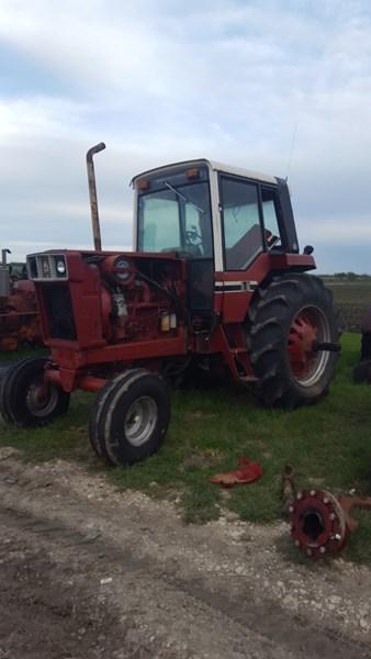 International 1586 Salvage Tractor