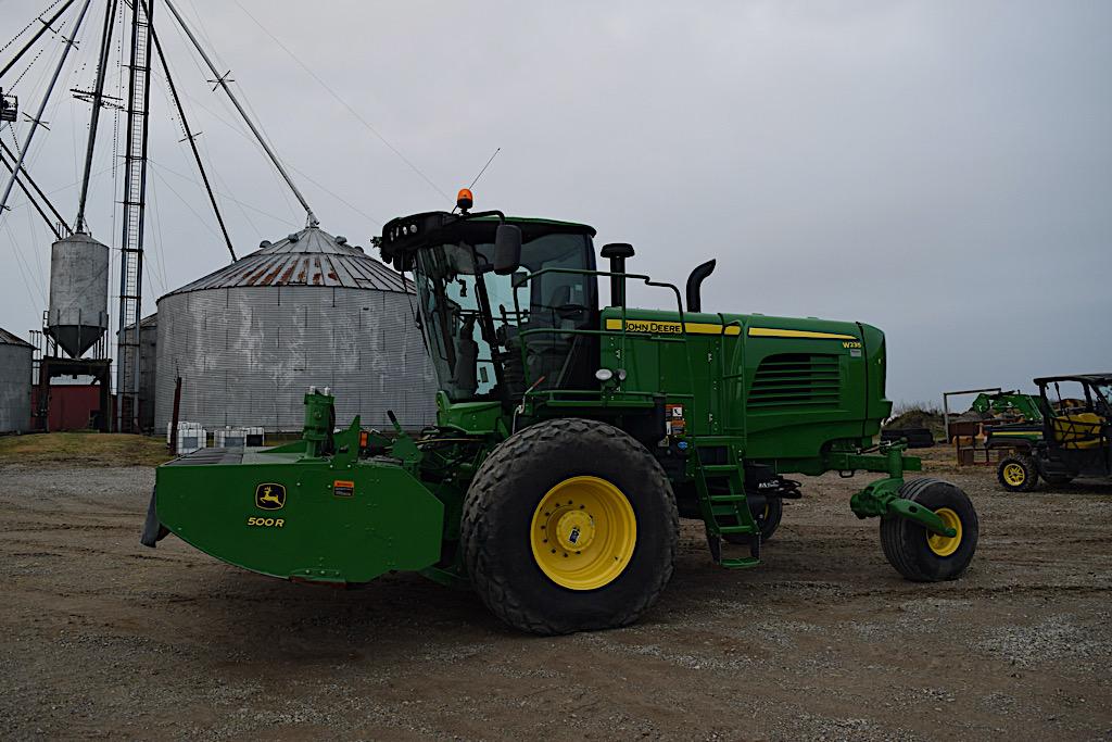 3021 - JOHN DEERE W 235 SELF PROPELLED DISCBINE