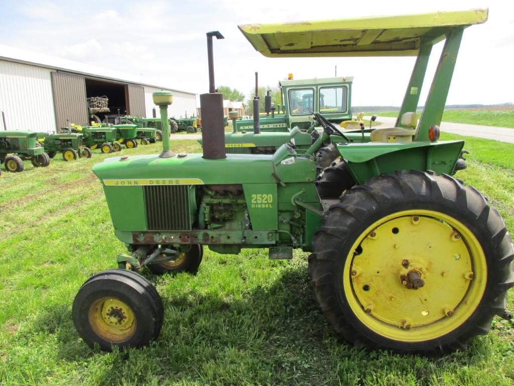 98776 - JOHN DEERE 2520