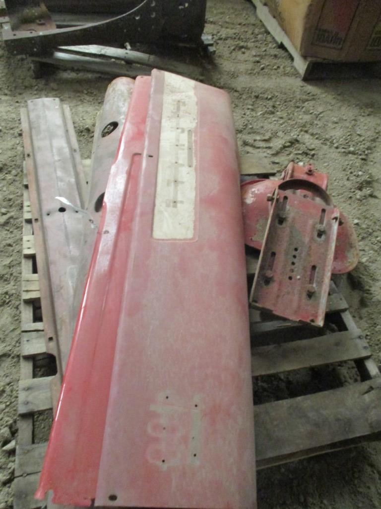 10186-PALLET OF IH 400 SHEET METAL