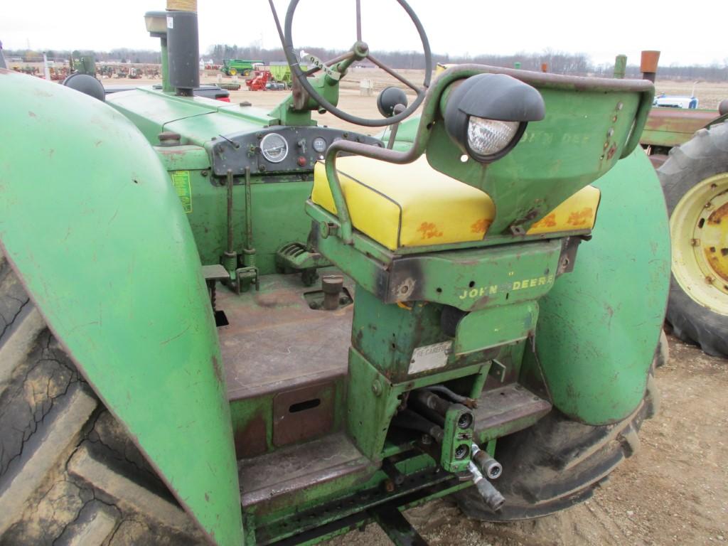 94415-JD 820 TRACTOR