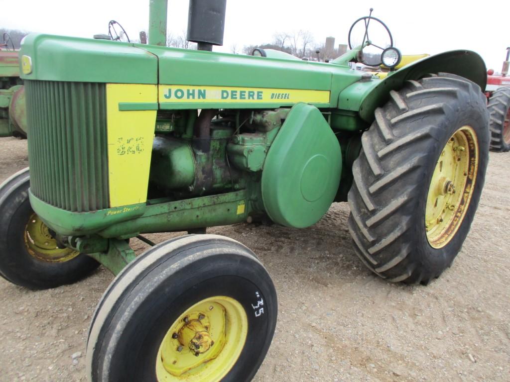 94415-JD 820 TRACTOR