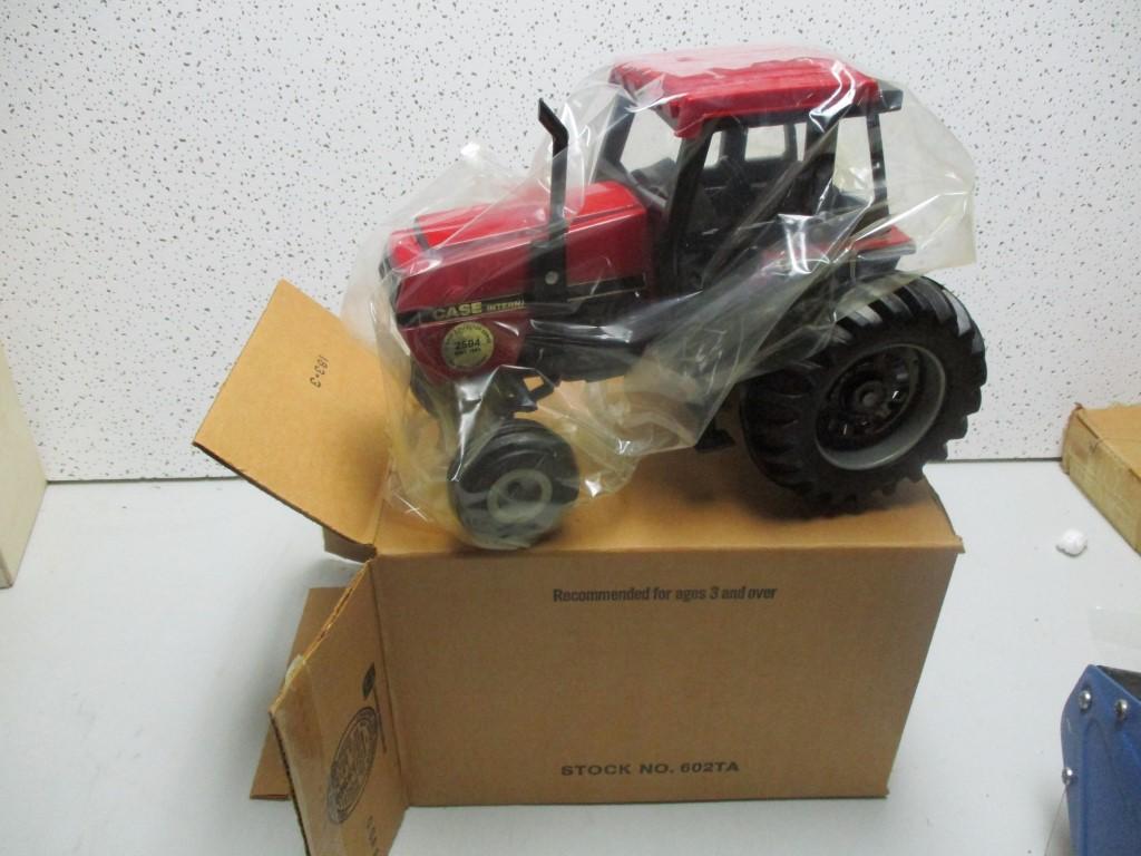 IH 2594, 1985 IH COLLECTOR SERIES TRACTOR (NIB)