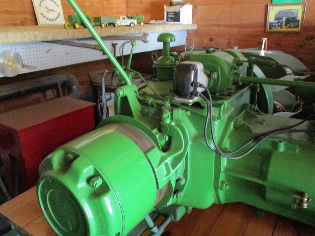 91027-JOHN DEERE W-111 MOTOR