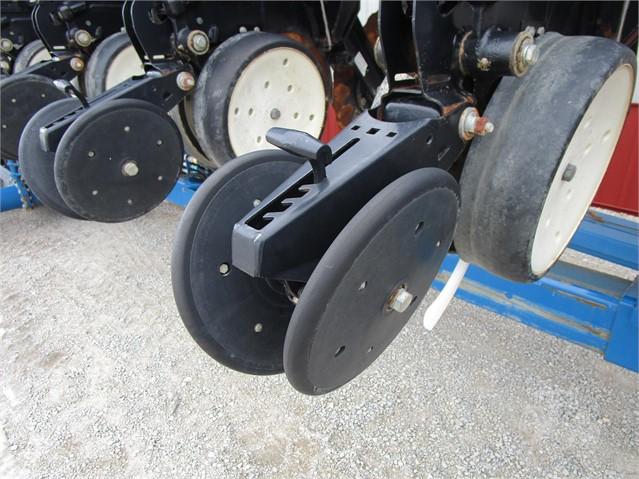 10927- KINZE 3660 16R30 PLANTER (2011)