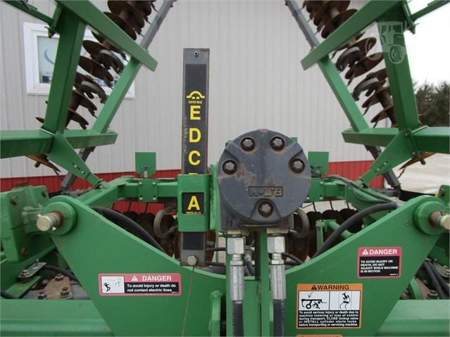 10948- JOHN DEERE 637 DISC (2009)