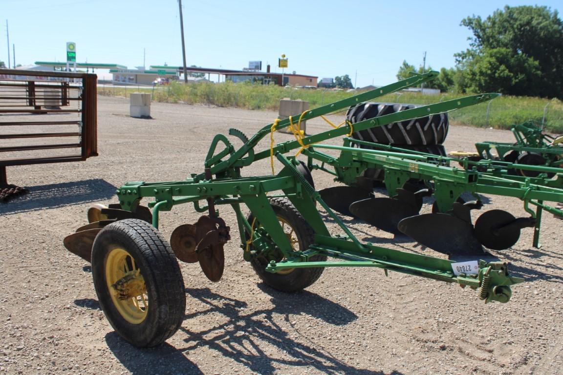 JOHN DEERE 2BTM PULL TYPE PLOW