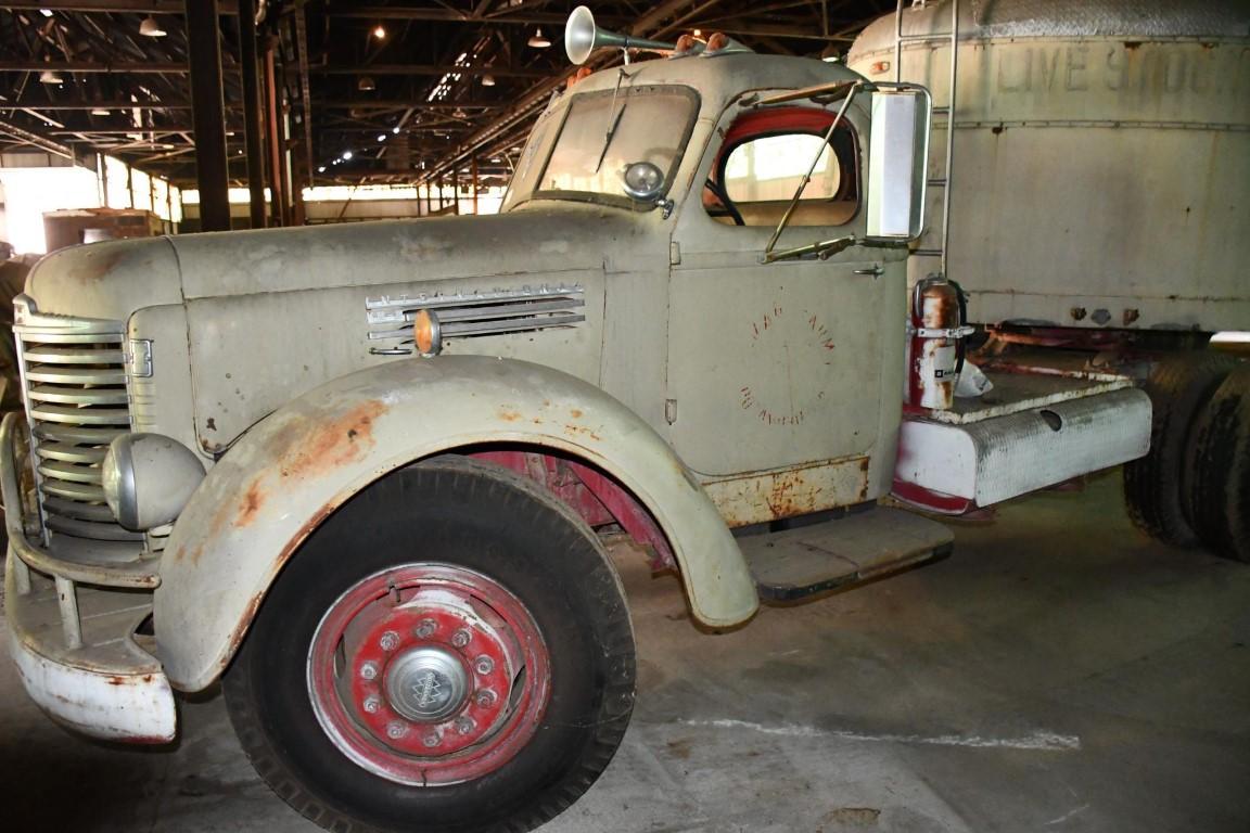 4623-(1949) INTERNATIONAL KB-8 TRUCK w/ 32' TRAILER