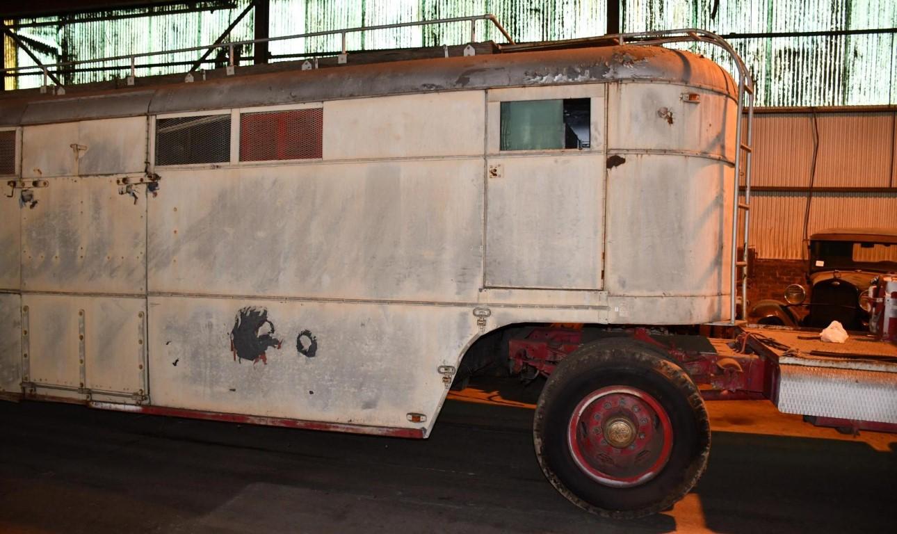 4623-(1949) INTERNATIONAL KB-8 TRUCK w/ 32' TRAILER