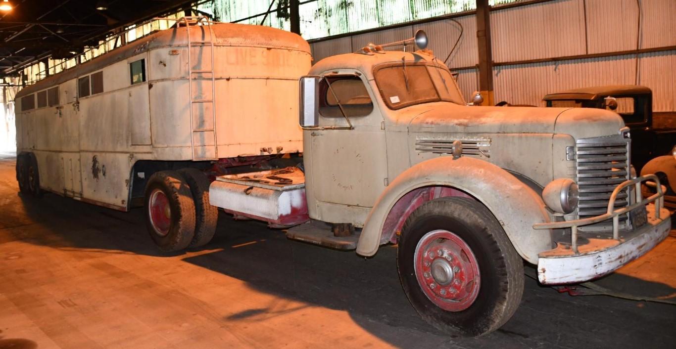 4623-(1949) INTERNATIONAL KB-8 TRUCK w/ 32' TRAILER