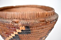 ANTIQUE THOMPSON RIVER INDIAN COVERED BASKET