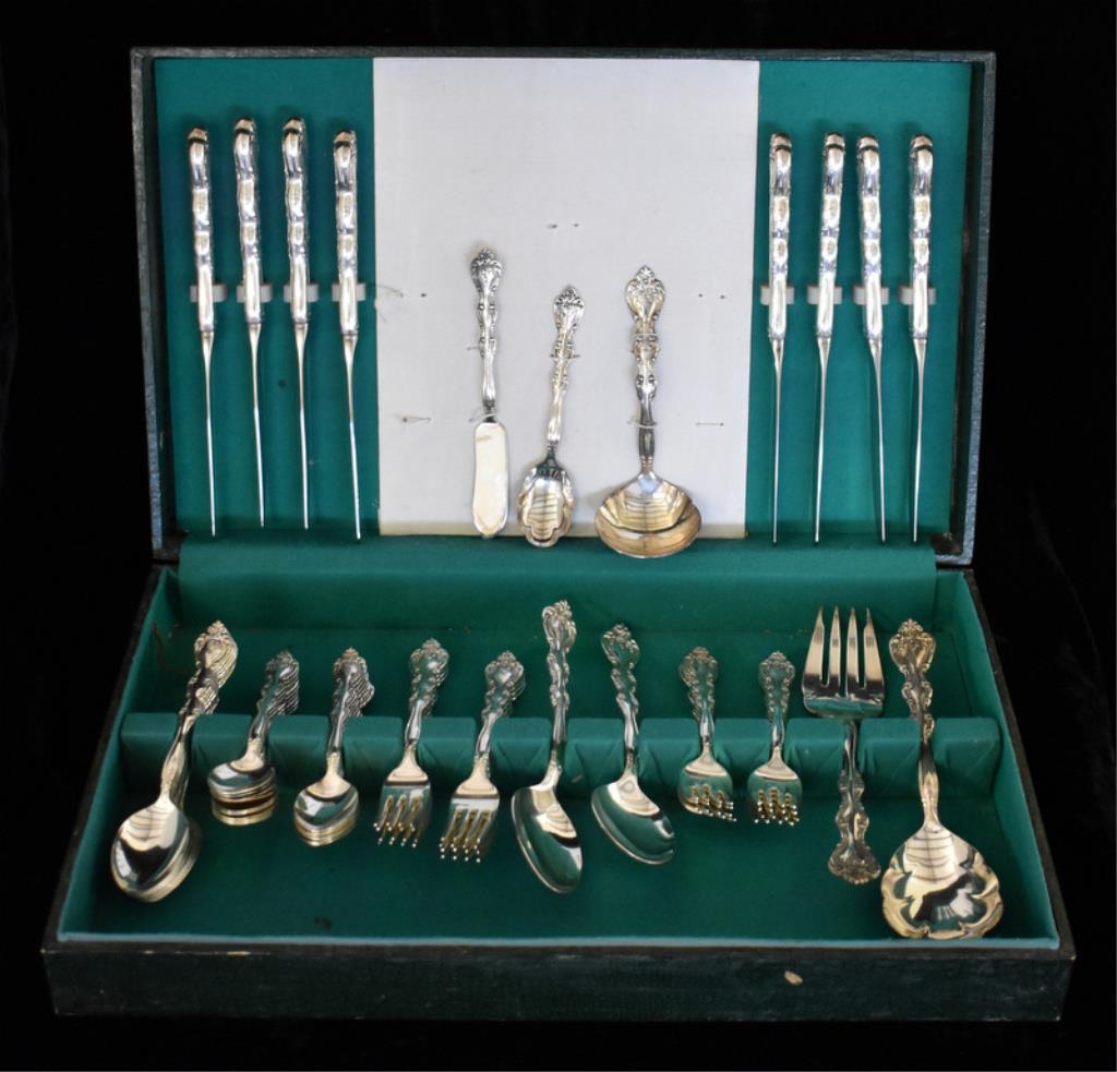 INTERNATIONAL SILVERPLATE FLATWARE SET