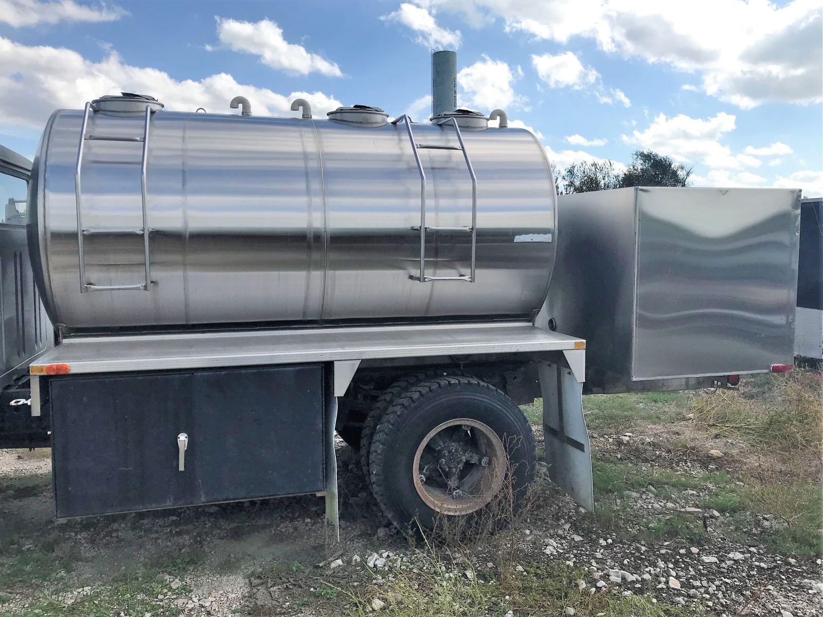 ‘80 International S1800 Truck w/ 1600 Gallon Stainless Bulk Liquid Tank