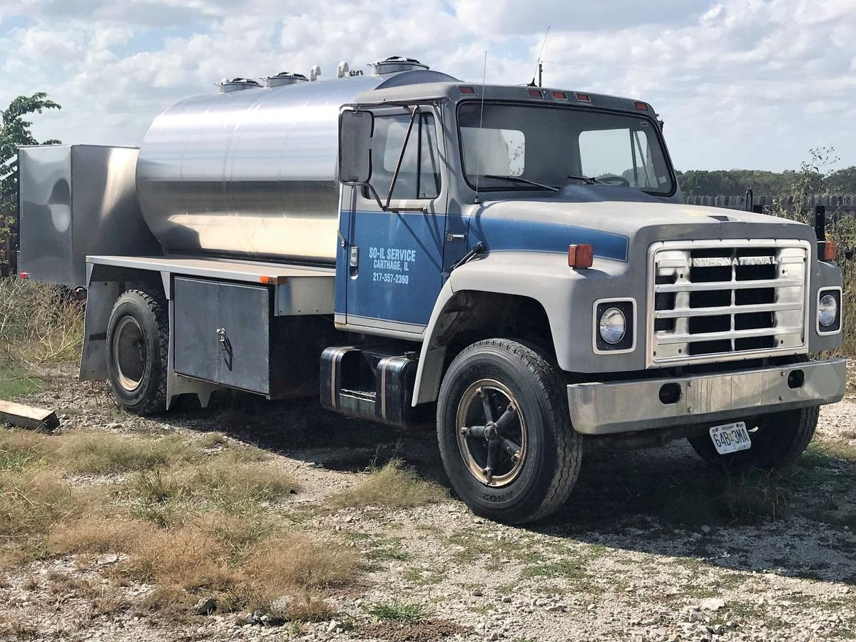 ‘80 International S1800 Truck w/ 1600 Gallon Stainless Bulk Liquid Tank